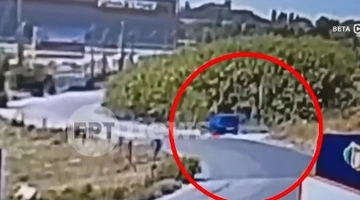 Βίντεο από τη στιγμή που ο 59χρονος βάζει φωτιά στη Σίνδο
