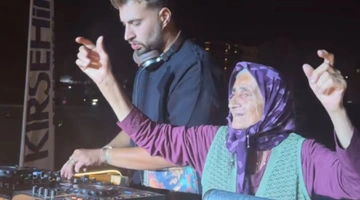 γιαγιά Τουρκία DJ