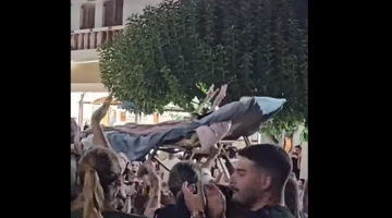 Η γιαγιά με την ξαπλώστρα στην Κρήτη