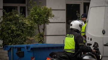 Αστυνομία έξω από πολυκατοικία Λάρισα