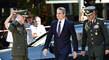 Ο Κυριάκος Μητσοτάκης στην κηδεία του Γιάννη Βαρβιτσιώτη