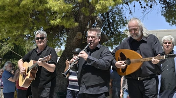Μουσικοί στην κηδεία του Λάκη Χαλκιά