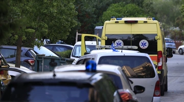 Έξω από τη σκηνή του εγκλήματος στη Νέα Σμύρνη