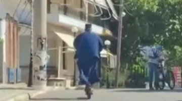 Παπάς κόβει βόλτες με ηλεκτρικό πατίνι