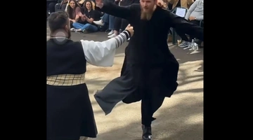 Παπάς χορεύει σε πανηγύρι 