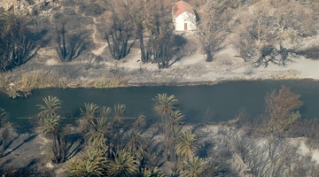 Η εικόνα στην παραλία Πρέβελη μετά τη μεγάλη φωτιά