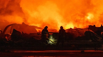 Φωτιά στο Κίεβο μετά από Ρωσικό πλήγμα σε αποθήκες