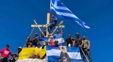 Πιστοί ύψωσαν την ελληνική σημαία στα 2.033 μέτρα