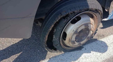 Το κατεστραμμένο ελαστικό του λεωφορείου