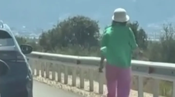 Ζευγάρι τσακώθηκε στο δρόμο, η γυναίκα βγήκε από το αυτοκίνητο και το πηρε με τα πόδια