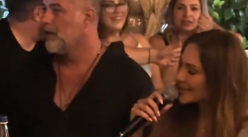 Η Δέσποινα Βανδή αφιέρωσε τραγούδι της Μοσχολιού στον Βασίλη Μπισμπίκη