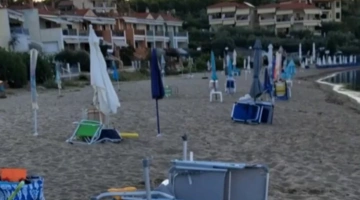Ο Δήμος Πολυγύρου ξήλωσε μόνιμες ομπρέλες