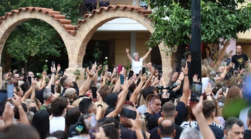 ΛΑΙΚΗ ΑΓΡΥΠΝΙΑ ΓΙΑ ΤΗ ΣΟΡΟ ΤΟΥ ΤΡΑΓΟΥΔΙΣΤΗ ΓΙΩΡΓΟΥ ΜΑΖΩΝΑΚΗ