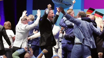 Πανηγυρισμοί στο στρατηγείο της AfD μετά την ανακοίνωση των exit polls
