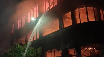 Μεγάλη φωτιά σε κατάστημα στον Πειραιά