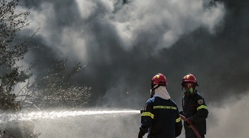 Επιχείρηση πυροσβεστών σε φωτιά