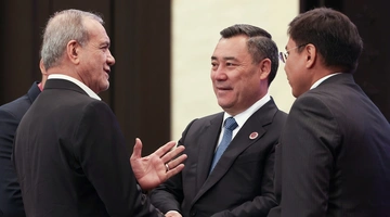 Ο Ιρανός πρόεδρος Πεζεσκιάν και ο Κιργίζιος ​​πρόεδρος Ζαπάροφ, στη σύνοδο κορυφής του SCO
