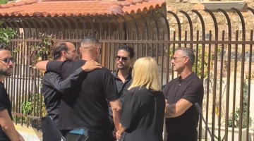  Η αγκαλιά Παπαρίζου, Μουζουράκη, Καπουτζίδη, Nivo και Μάστορα στην κηδεία Μαζωνάκη