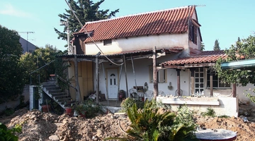 Το σπίτι στον Μαραθώνα όπου αναζητούν νεκρή ηλικιωμένη, θαμμένη στην αυλή