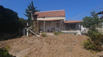 Η αυλή όπου θάφτηκε η ηλικιωμένη