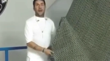 Στιγμιότυπο από το βίντεο που ο Γιώργος Μαζωνάκης μιμείται την Δεσποινα Μοιραράκη