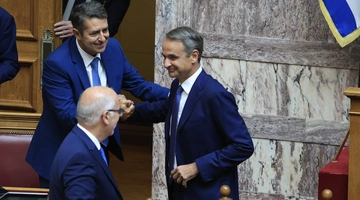 Ο Κυριάκος Μητσοτάκης υποδέχεται στη Βουλή τον Γιώργο Μυλωνάκη
