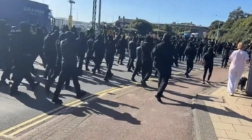 Η πορεία των νεοναζί στο λιμάνι του Ντόβερ