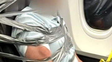 Κόλλησαν επιβάτη πτήσης στις ΗΠΑ με ταινία για να σταματήσουν