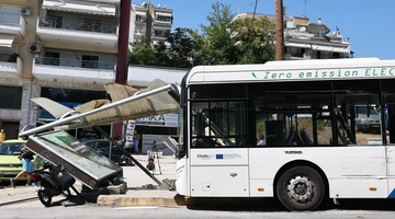 Αστικό λεωφορείο στη Θεσσαλονίκη έπεσε πάνω σε στάση 